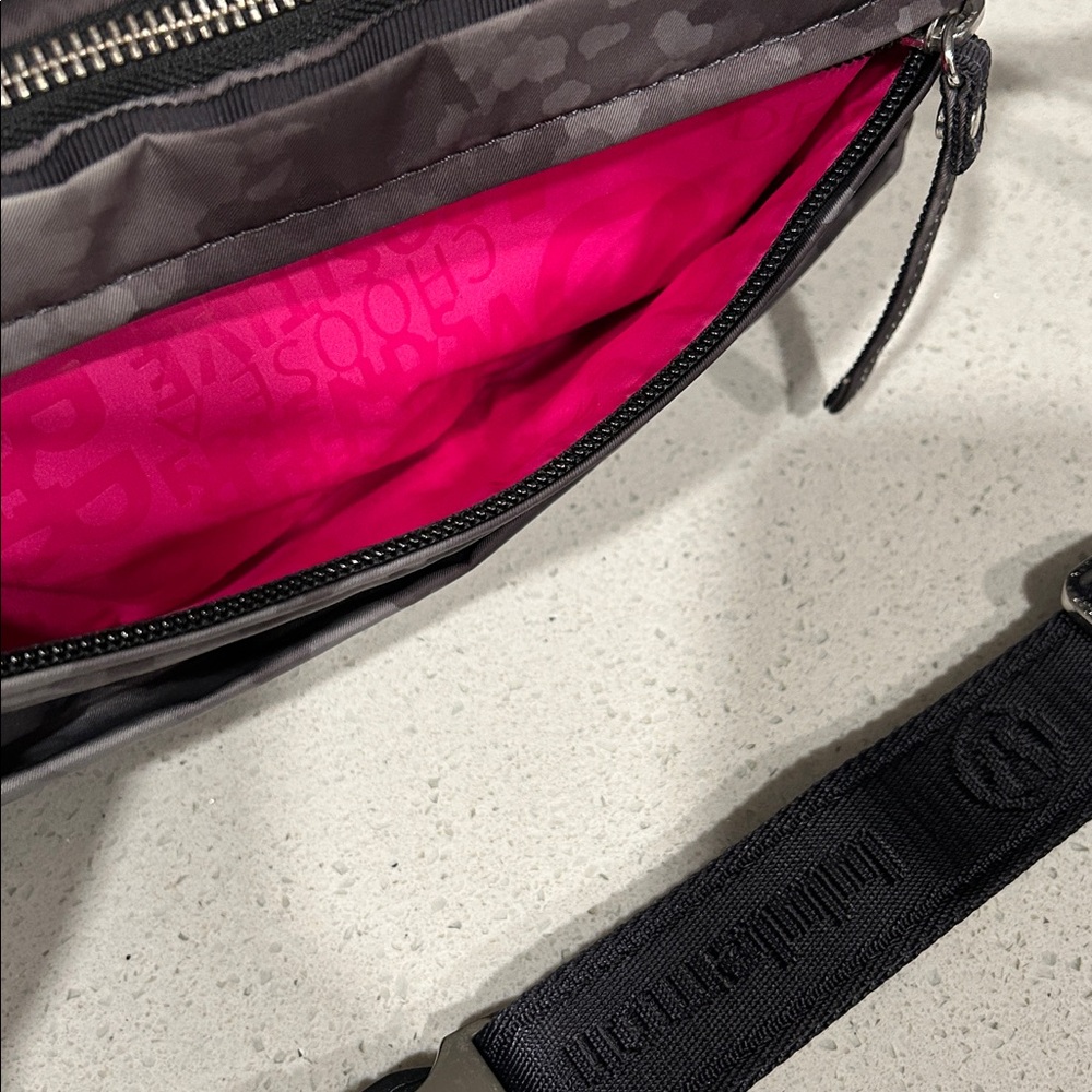 Lululemon Everywhere Camo Belt Bag - Picture 5 of 14